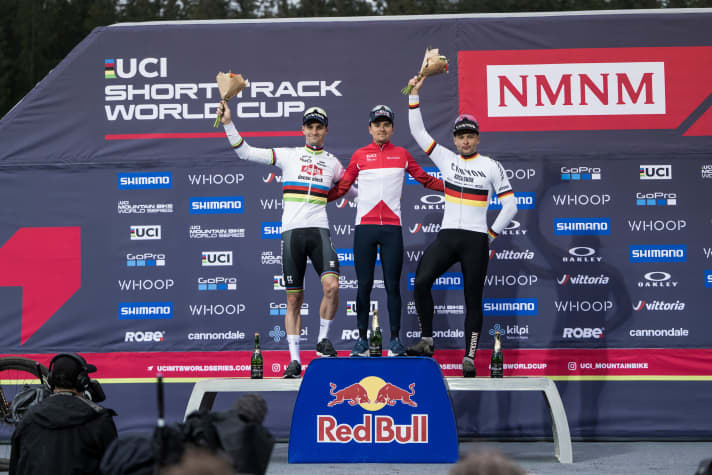 Beißt sich durch: Tom Pidcock ganz oben auf dem Treppchen, hier in Nove Mesto im Mai 2023.