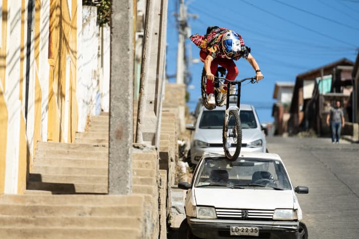 Valparaíso in Chile is known for its steep roads. Perfect for Fabio Wibmer's stunts. Here, Fabio uses the windscreen of an old Peugeot as a landing. Certainly with the owner's permission.