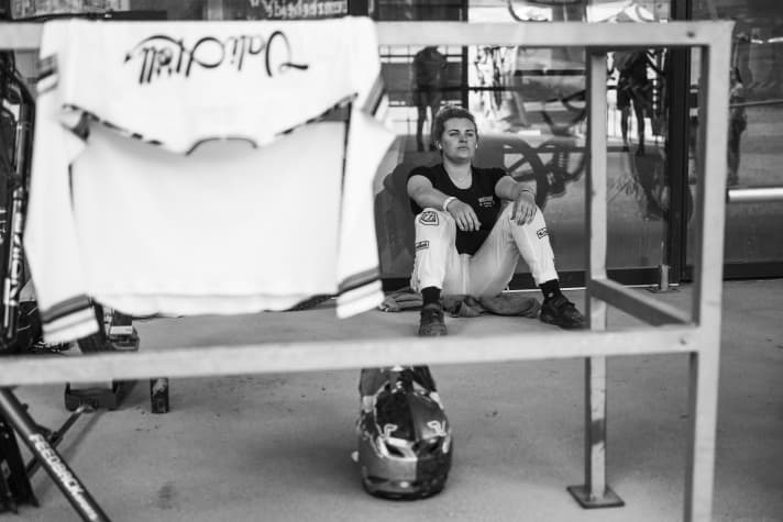Routine waiting for the race. Vali puts on her helmet ten minutes before the start, and her goggles one minute before.