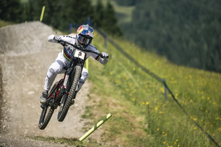 High-speed sections like this one on the World Cup course in Leogang don't suit all riders. "The tracks should be steep, rough and selective - that's downhill!" says Worldcupper Brook MacDonald. Here Vali Höll rides towards her home victory.
