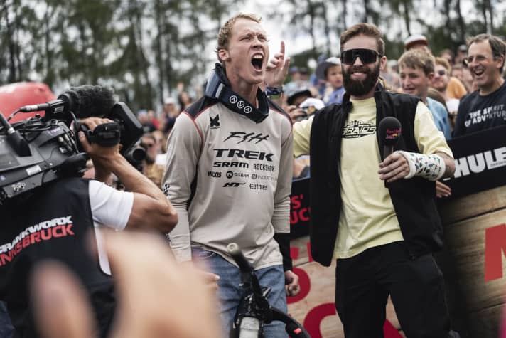 Emil Johansson in Jubellaune beim Crankworx Slopestyle in Innsbruck. Dass der sympathische Supertrickser sein Bigbike auch im Griff hat, wissen die wenigsten. Es ist Emils zweite Rampage. „Beim ersten Mal wollte ich einfach mal reinschnuppern”, sagt Emil.