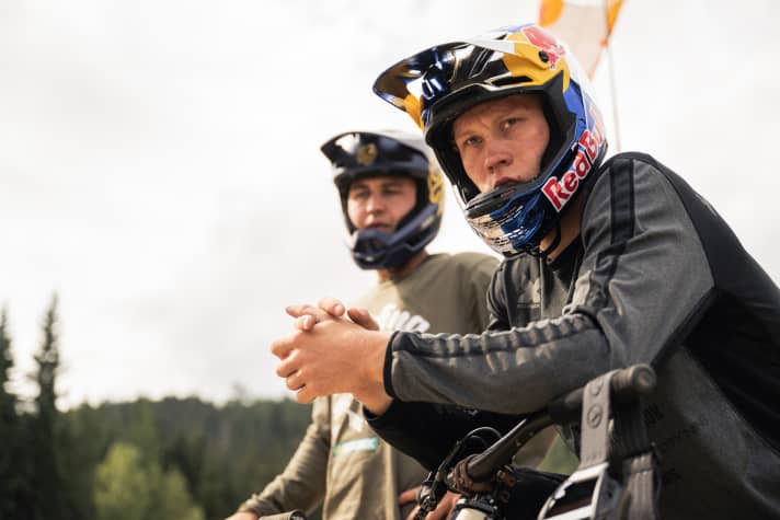 Unstoppable in the men's race: The Swede Emil Johansson (right).