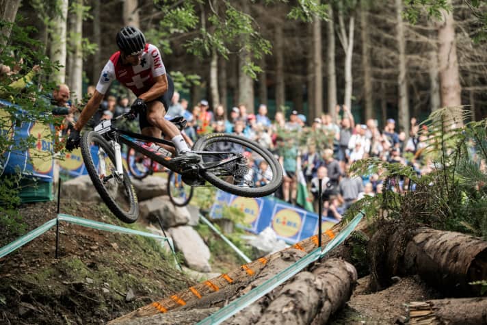 Nino Schurter starts his style manoeuvre. "The more technical the sport, the more helpful life kinetics is," says Horst Lutz.