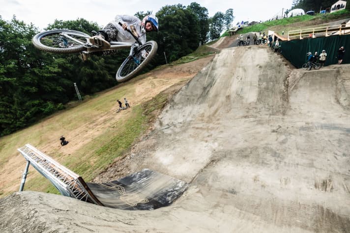 A few months ago, the fizzy drinks manufacturer Red Bull signed Patricia. Patricia is used to ramps like this one during the Greenhill Festival.