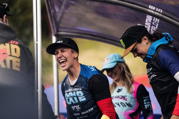 Nina Hoffmann (27): Der deutschen Downhill-Meisterin gelang das bisher beste Ergebnis. Nina wird starke Vize-Gesamtsiegerin hinter Vali Höll.