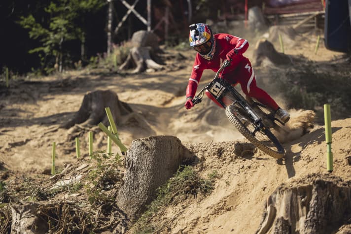Neu seit der Übernahme von Vermarkter Warner Brothers, Discovery: Die Absteck-Markierungen ersetzen das Flatterband. Eine gute Änderung, findet Marcus Klausmann. Hier legt Loic Bruni sein Specialized Demo in den Turn.
