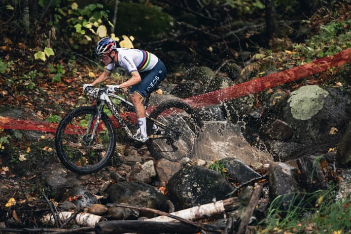 Aime les chaussettes blanches : Tom Pidcock pendant la coupe du monde UCI XCO à Mont Sainte Anne, 2023