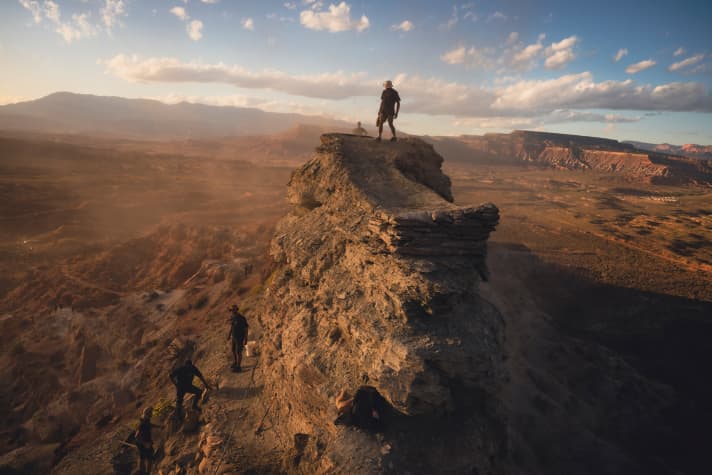 Schlachtschiff nannten Fairclough und Szymon Godziek ihren verrückten Felsgrat, auf den sie wie auf einem Flugzeugträger landeten und danach wieder runter sprangen. Mit dem Unterschied, dass die Landebahn mini war.