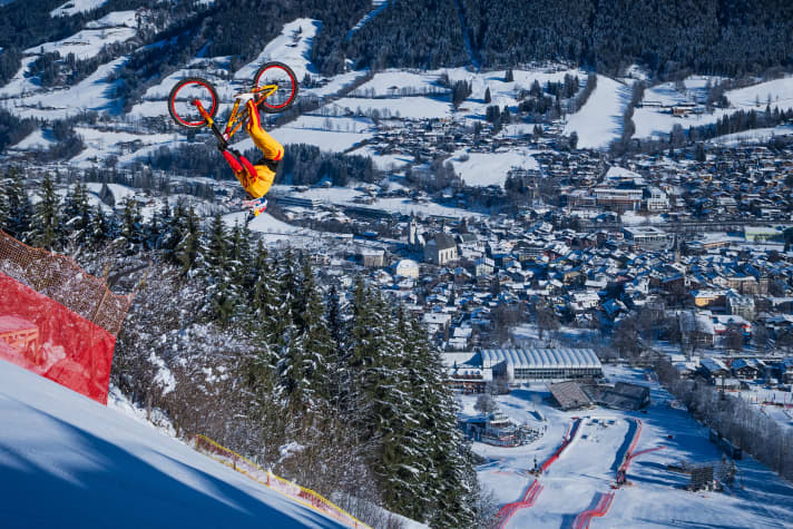 Freier Flug über Kitzbühel und den extrem steilen Abfahrten der Streif.