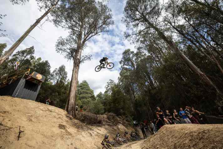Gracey Hemstreet fliegt über den Container-Drop. Ein Stunt, der jeden Profi-Biker gruseln lässt. 
Foto: Graeme Murray / Red Bull