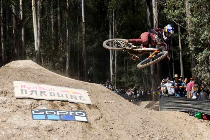 Hier fliegt Jackson Goldstone in Tasmanien durch die Luft. Später würde sich der Youngster verletzen und damit seine Worldcup-Saison verpatzen