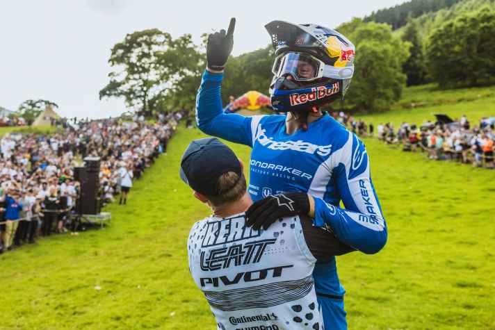 Der Ire Ronan Dunne im Glück. Nach Tasmanien gewinnt der Youngster auch in Wales – zum ersten Mal mit Red-Bull-Helm.