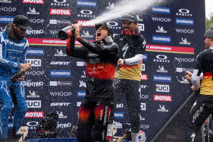 Sektdusche: Amaury Pierron gewinnt nach schwerer Verletzung den Worldcup in Val di Sole.