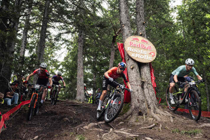 Immer gut für spektakuläre Überhol-Manöver. Selbst Kritiker im Fahrerfeld sind sich einig: Tom ist eine Bereicherung im MTB Worldcup.