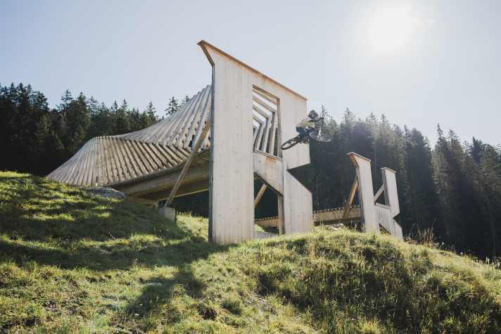 Abschluss-Drop in Lenzerheide: Auch mal einen neuen Bikepark ausprobieren.
