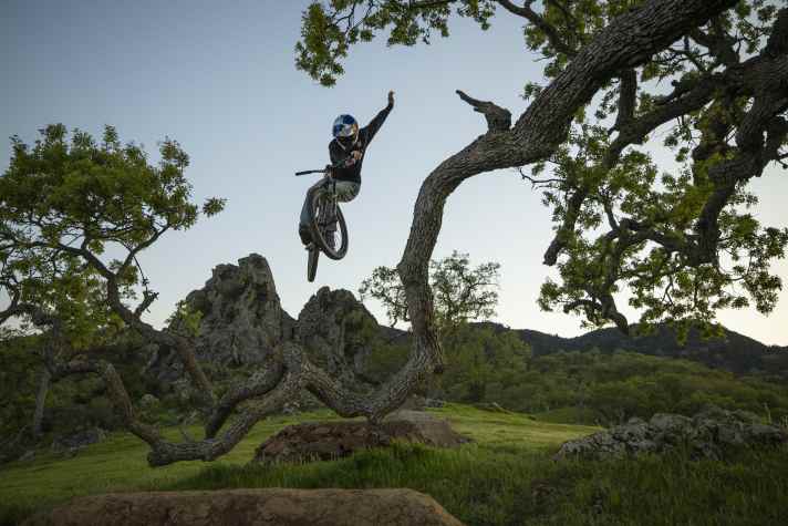 Mehr Style geht kaum: Emil Johansson beim Xup One Hand auf dem Trail in  Atascadero, California, USA für den neuen Anthill Film 'Anytime'.