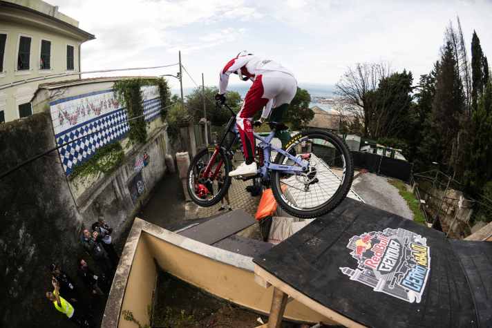 Hauskanten, Mauern, Laternen, Treppengeländer: Die Gefahren beim City-Downhill lauern überall.