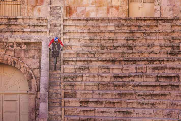 Tomáš Slavík spielt Gladiator im Amphitheater von Amman, Jordanien. | Foto; Farras Oran / Red Bull