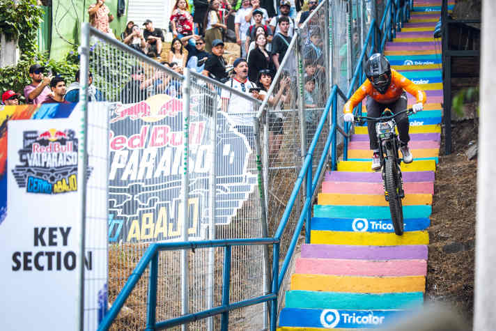 At an event like this urban downhill race in Valparaiso, a small misstep can have serious consequences for the body, self-perception and public perception.