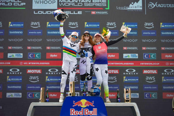 The women's podium in Loudenvielle: Gracey Hemstreet (CAN), Valentina Höll (AUT) and Tahnee Seagrave (GBR).