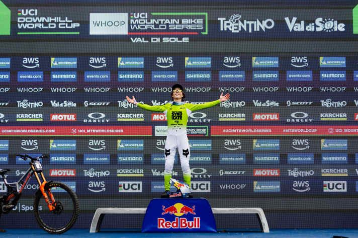 Three in a row: Jackson Goldstone wins in Val di Sole. Shortly afterwards, Jacko wins in the Aosta Valley. And the young Canadian came within a hair's breadth of achieving the sensation: 5 World Cups in a row. But Loic Bruni put a spanner in the works in Andorra.