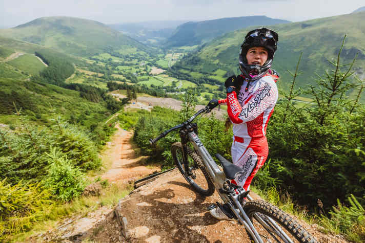 Ja, da geht’s runter! Die 29-jährige Schottin Louise Ferguson ist die einzige Frau der Welt, die den Hardline-Track in Wales „Top to Bottom“ fährt.