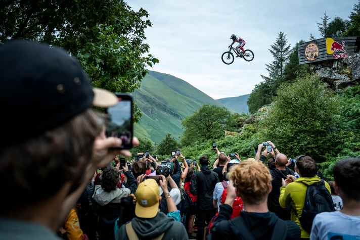 Die Männer scheißen sich ein bei dem Gap (15 Meter runter, 17 Meter raus), doch Louise Ferguson lässt es soooooo easy aussehen.