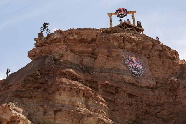 Schreckmoment: Thomas Genon dreht einen 360er direkt unterm Gipfel und landet nur Zentimeter vom Abgrund entfernt. 10 cm weiter links und er wäre abgestürzt.