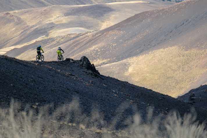 As you can see: It's an epic descent in the Spanish Pyrenees. What you can't see: The previous, painful carrying passage up to the Cuello de Llauset (700 metres in altitude).