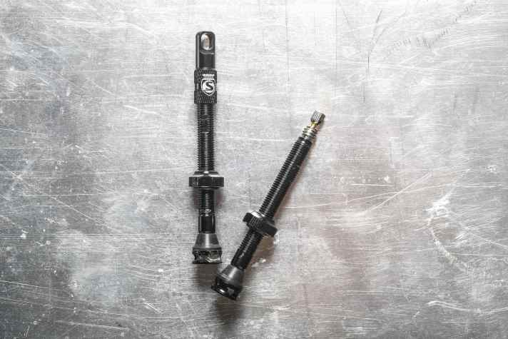 Les valves Silca sont élégantes et légères - mais elles n'assurent pas un meilleur débit d'air et n'empêchent pas le colmatage.