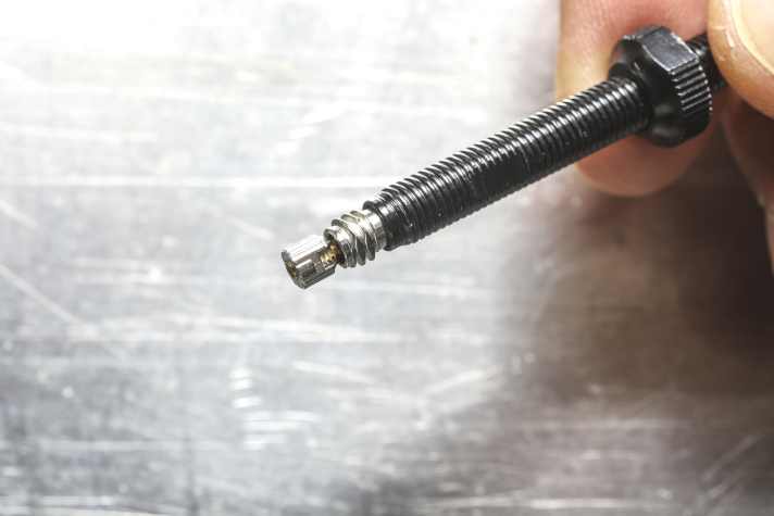 Bottleneck for tubeless systems: The compact Presta valve allows very little air into the tyre and tends to clog.