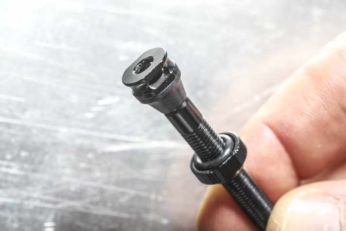 L'air et le liquide d'étanchéité passent par les ouvertures latérales de la base de la valve, même si un insert de pneu est utilisé.