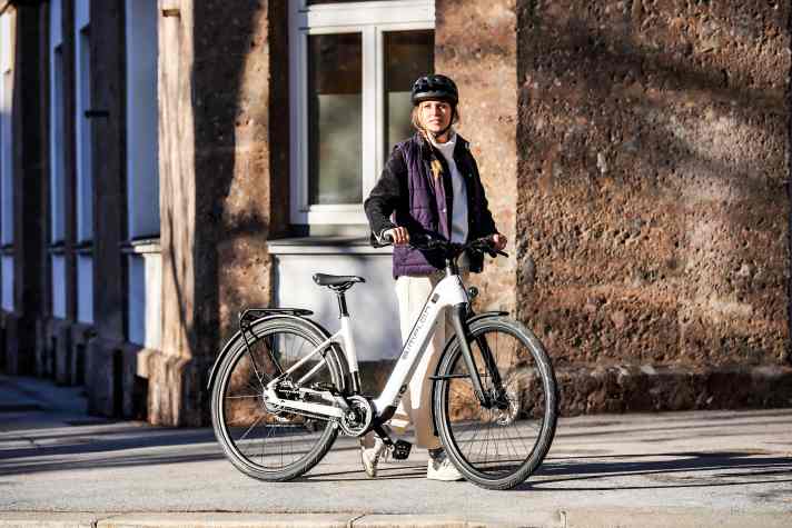Auch das Premium-City-E-Bike Simplon Silk bekommt den neuen TQ HPR 60 transplantiert. Weil der die Optik des Fahrrads kaum beeinträchtigt, bestechen das Silk 365 :eLight und sein aufwändiger sowie leichter Carbonrahmen weiter mit schlankem Design, moderner Technik und hochwertigen Details.