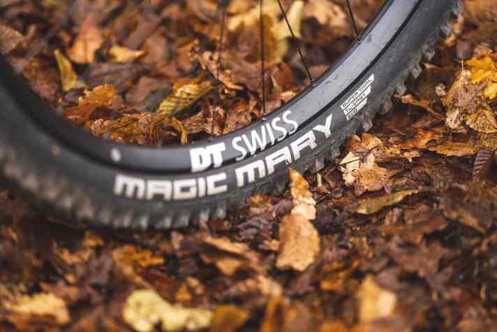 Dank Super-Trail-Karkasse der Schwalbe Magic Mary Bereifung bleibt das Laufradgewicht des Simplon Rapcon E-Bikes im Rahmen. Im Test hatten wir keine Probleme mit dem Mittelklasse-Pannenschutz.