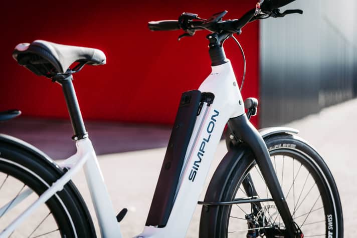 The new, lighter PowerTube batteries with 600 and 800 Wh, which characterise the new Bosch e-bike system, are located under the flap.