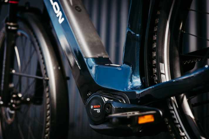 Der Bosch CX Motor hat mit 85 Nm genug Power, Mensch und Gepäck auch steile Straßen hinauf zu befördern.