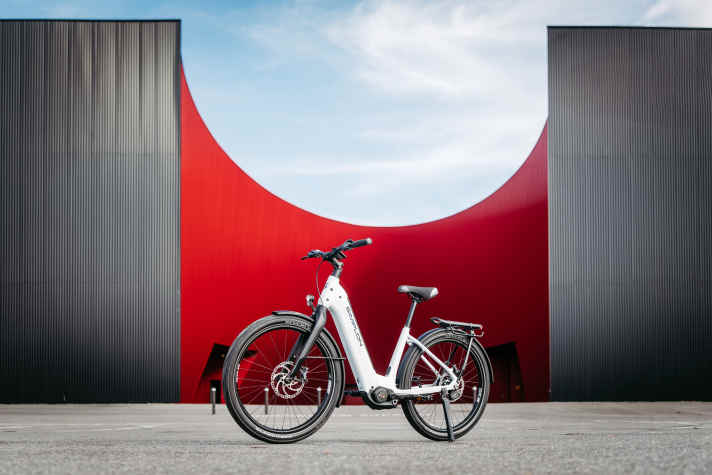 Ready for the roads of this world and a lot of luggage too - with a maximum system weight of 180 kilos, i.e. bike + person + luggage.