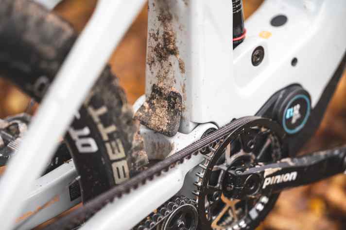The toothed belt runs close to the chain stay. In very muddy conditions, such as during our test in Eberbach, some soil can get caught here. Functionally no problem.