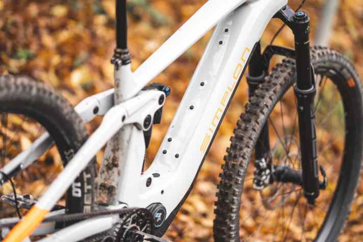 Der Carbon-Rahmen des Simplon E-Bikes bietet allerlei Aufnahmepunkte für Range-Extender und Flaschenhalter.