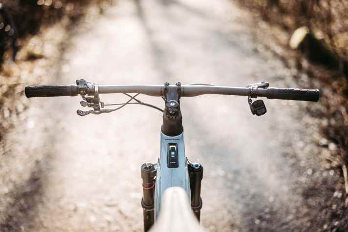 Mit dem minimalistischen Systemcontroller im Oberrohr und der kabellosen Mini-Remote am Lenker soll das Cockpit aufgeräumt durchs Gelände rollen.