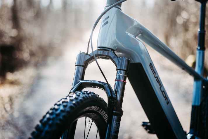 The Rockshox Pike in the Simplon Cure :e delivers 120 mm of travel.