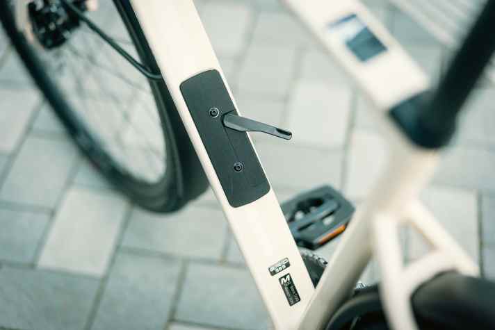 Das Staufach im Unterrohr bietet Platz für Schlauch und das nötigste Werkzeug.