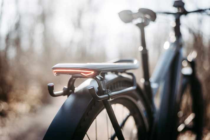 The pannier rack has a load capacity of up to 18 kilograms and an integrated rear light.