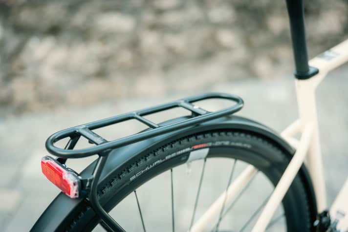 High-quality aluminium mudguards protect against dirt and splash water, so that even rainy weather is no obstacle. A sturdy luggage rack with a load capacity of 15 kg makes it easier to transport items.