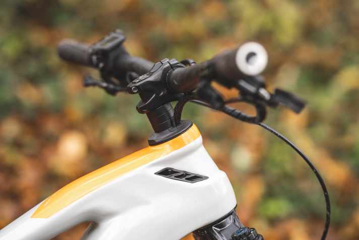 Kabel und Leitungen laufen durch den Steuersatz ins Rahmeninnere. Um sie zu schützen verbaut Simplon einen Lenkanschlagsbegrenzer.