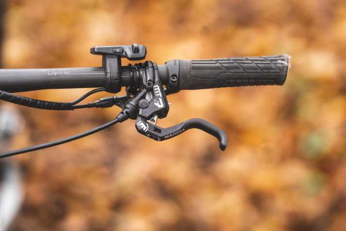 Dicke Ergon-Griffe und ergonomische Einginger-Hebel von Magura sorgen für ein gutes Griffgefühl am Simplon Rapcon EPinion Expert.