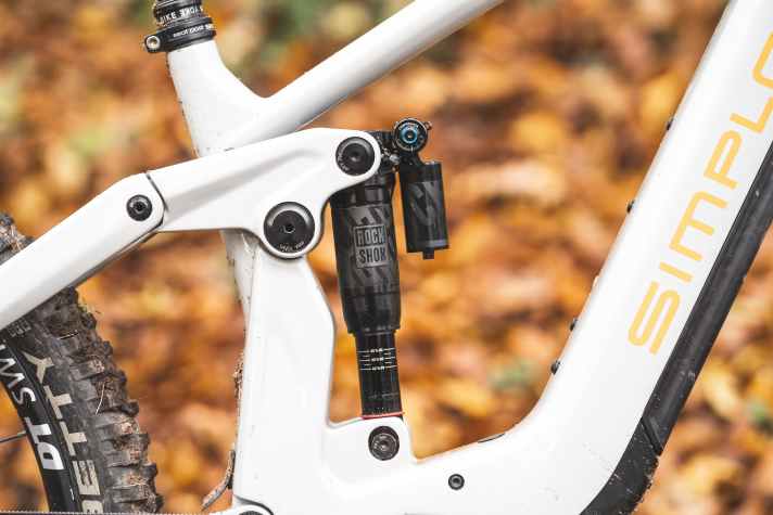 Der Hinterbau des Simplon Rapcon EPinion präsentiert sich traktionsstark und komfortabel. 160 Millimeter Federweg bietet in unserem Test kein anderes Bike im Heck.