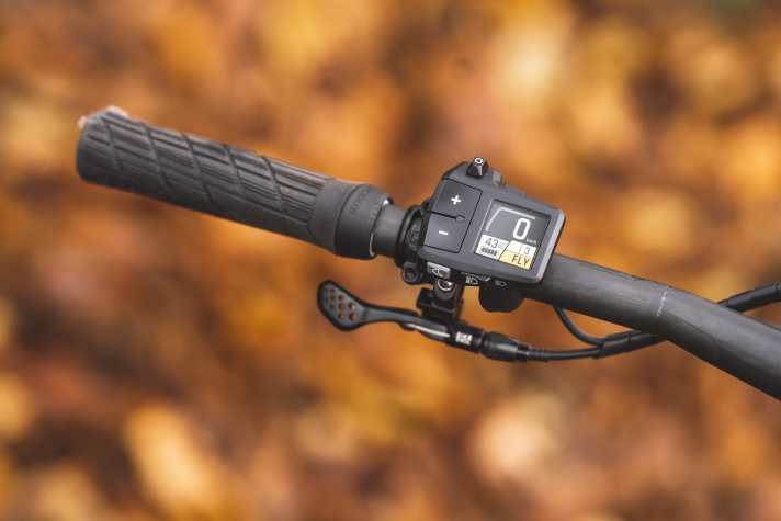 Das große Fit-Display mit integrierter Remote wirkt optisch weniger wertig, als bei der Konkurrenz. Die Taster zur Wahl der Unterstützungsstufe waren an unserem Testbike schwergängig. Hier sollte Fit nachbessern.