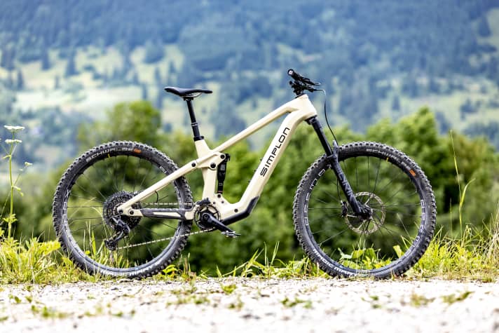 Maximale Allround-Eigenschaften für maximal 10.000 Euro: Das waren die Anforderungen bei unserem Test von 8 Highend-All-Mountains. Das schlanke Simplon Rapcon PMax CX konnte sich den begehrten Testsieg holen, denn es punktet in nahezu allen Lebenslagen.