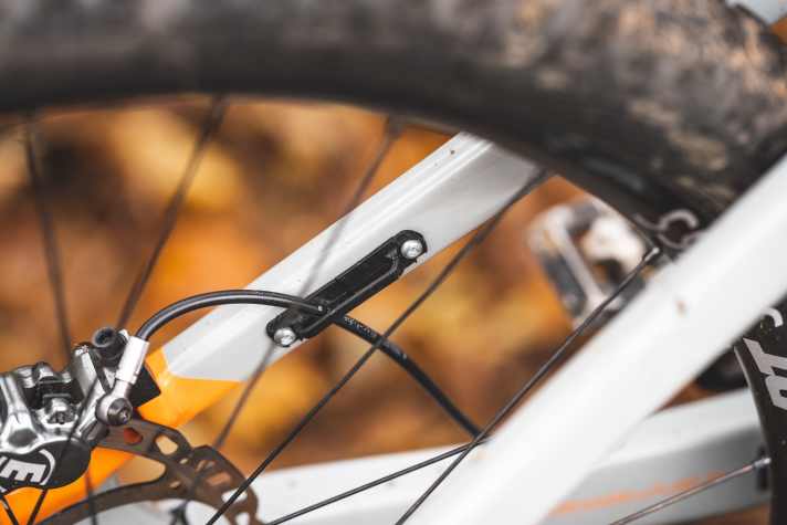The workmanship of the Simplon e-bike, such as here on the bolted cable guide, is of high quality.